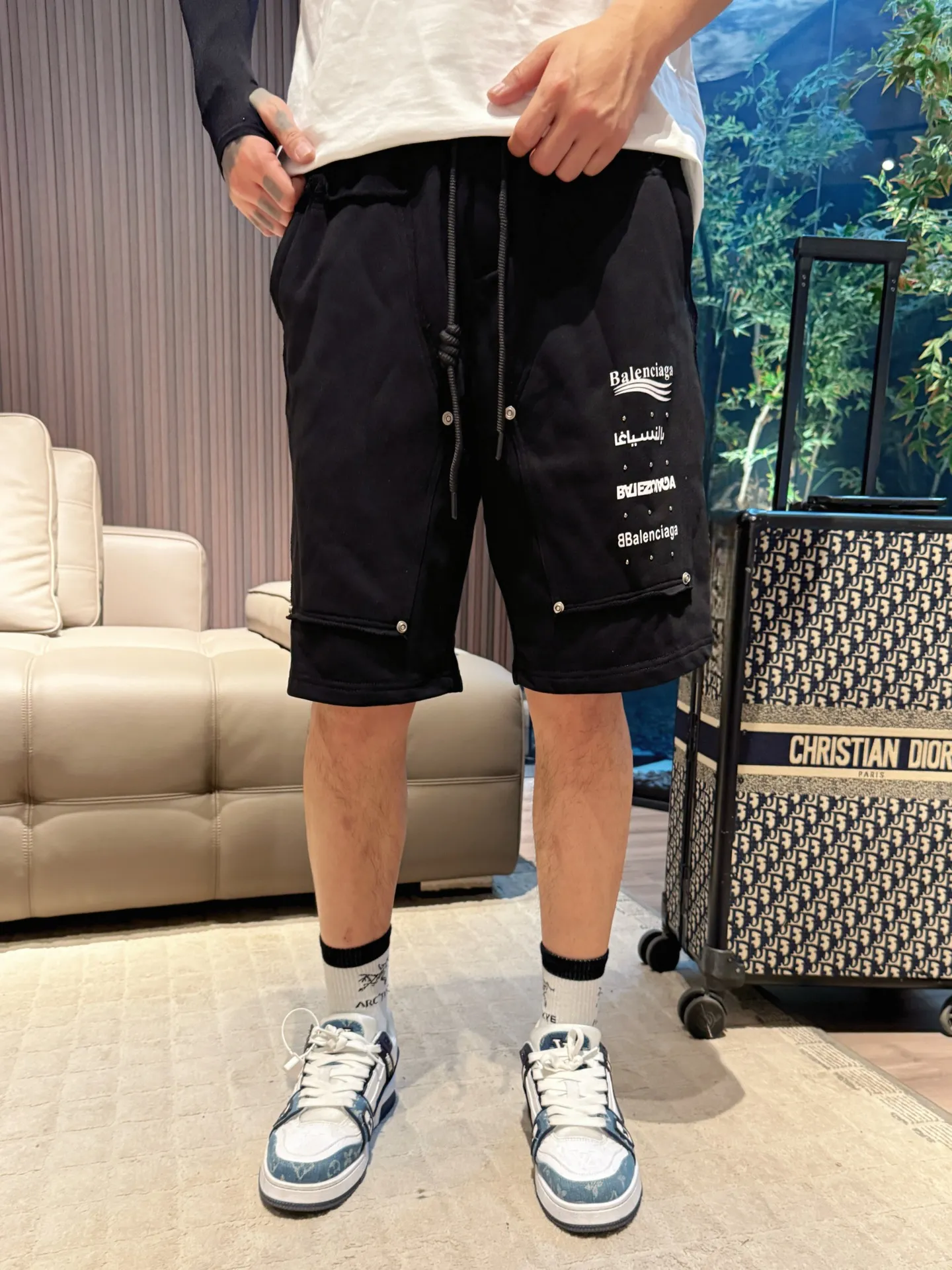 Balenciaga's three-standard complete 2026 summer New Arrival men's casual shorts, advanced custom-made Breathable fabric, Breathable fabric, extremely stretchy and comfortable, impeccable details, top-grade accessories, original logo design concept, delicate and soft feel! The upper body fit is awesome! Size: M-XXXL Please state your height and weight when ordering